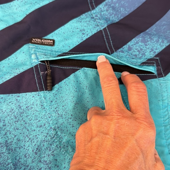 Men’s Volcom board short with tie closure. - Picture 5 of 5